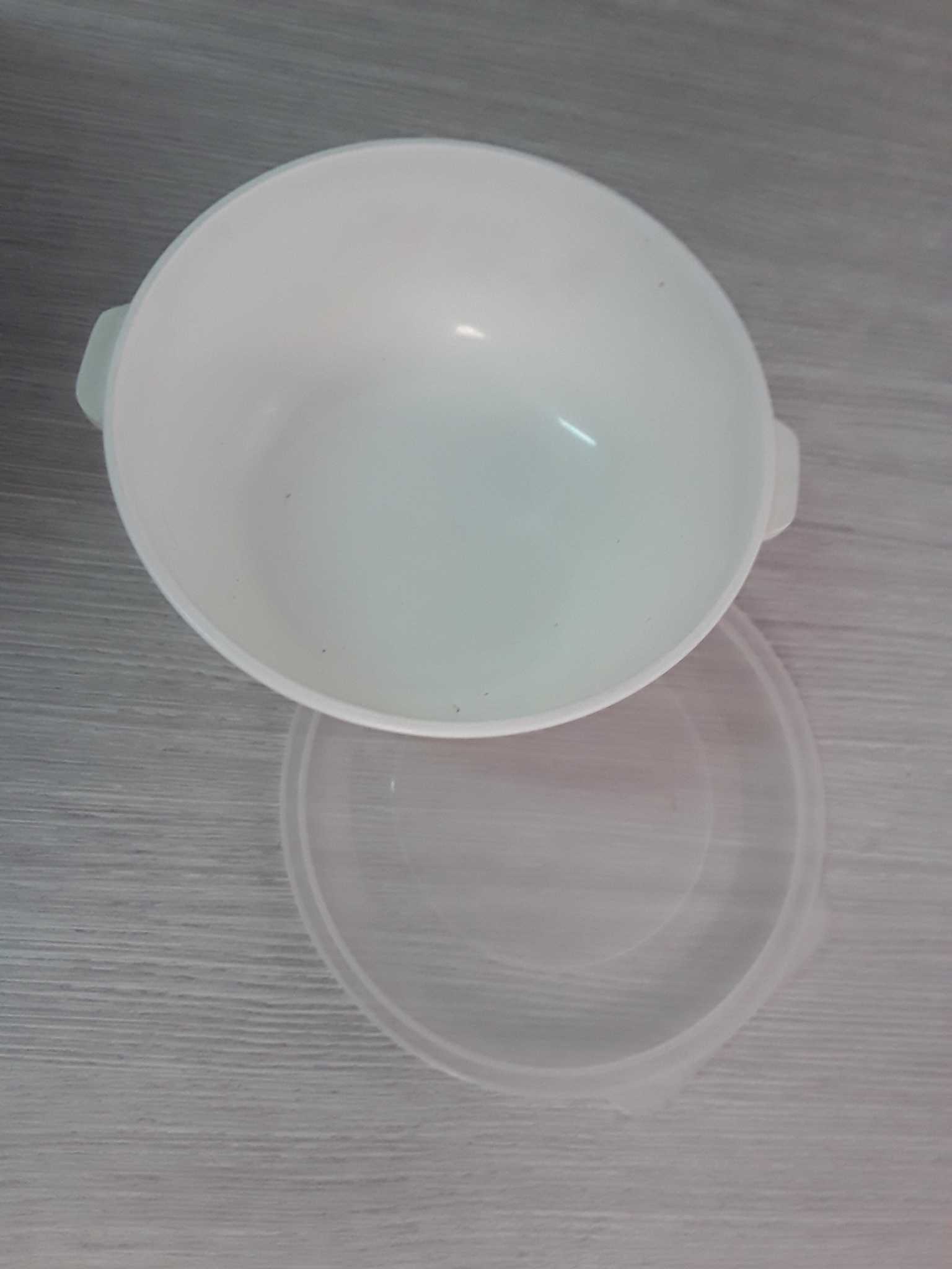 ciotola in plastica con coperchio