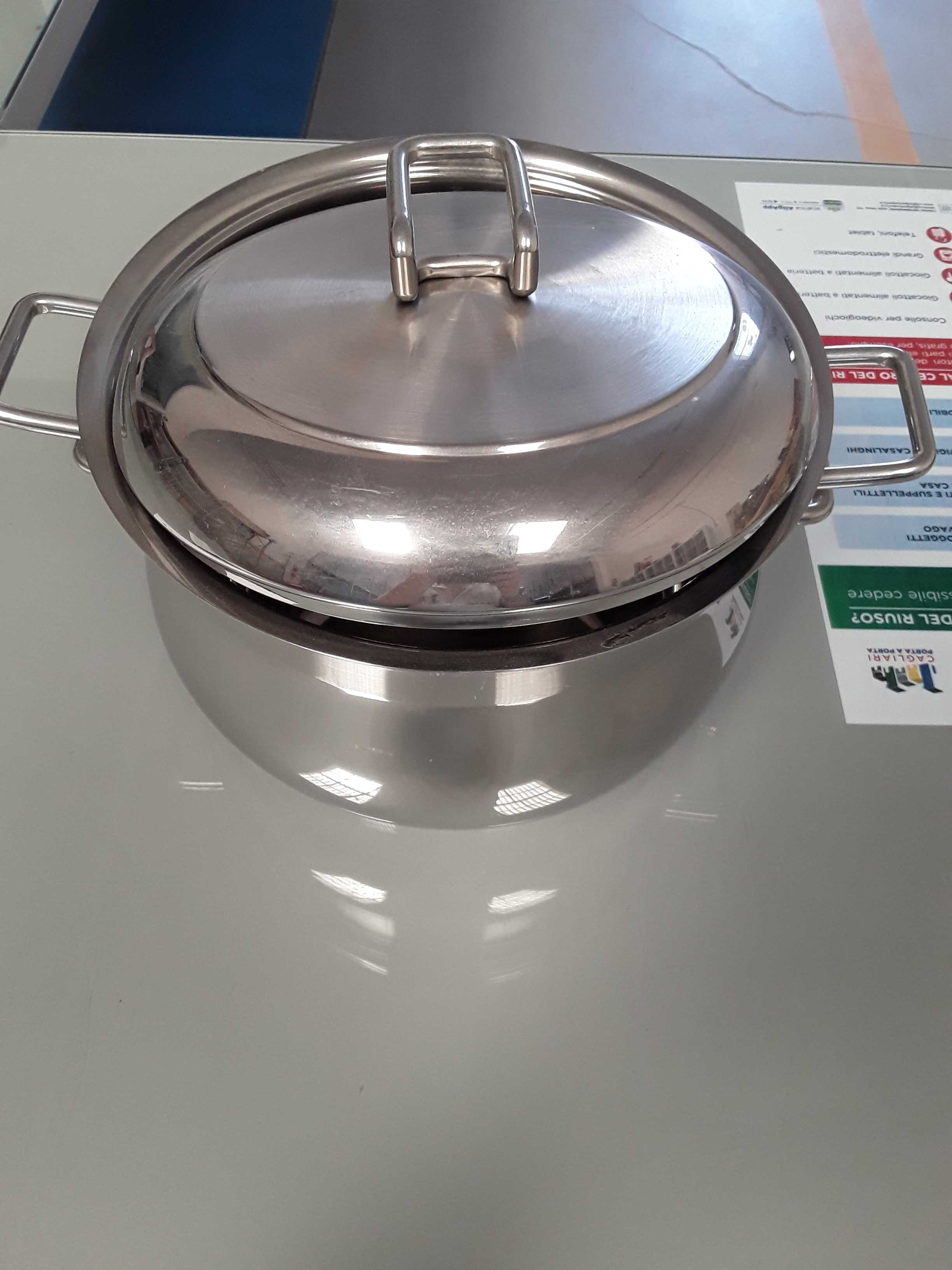 pentola con coperchio 