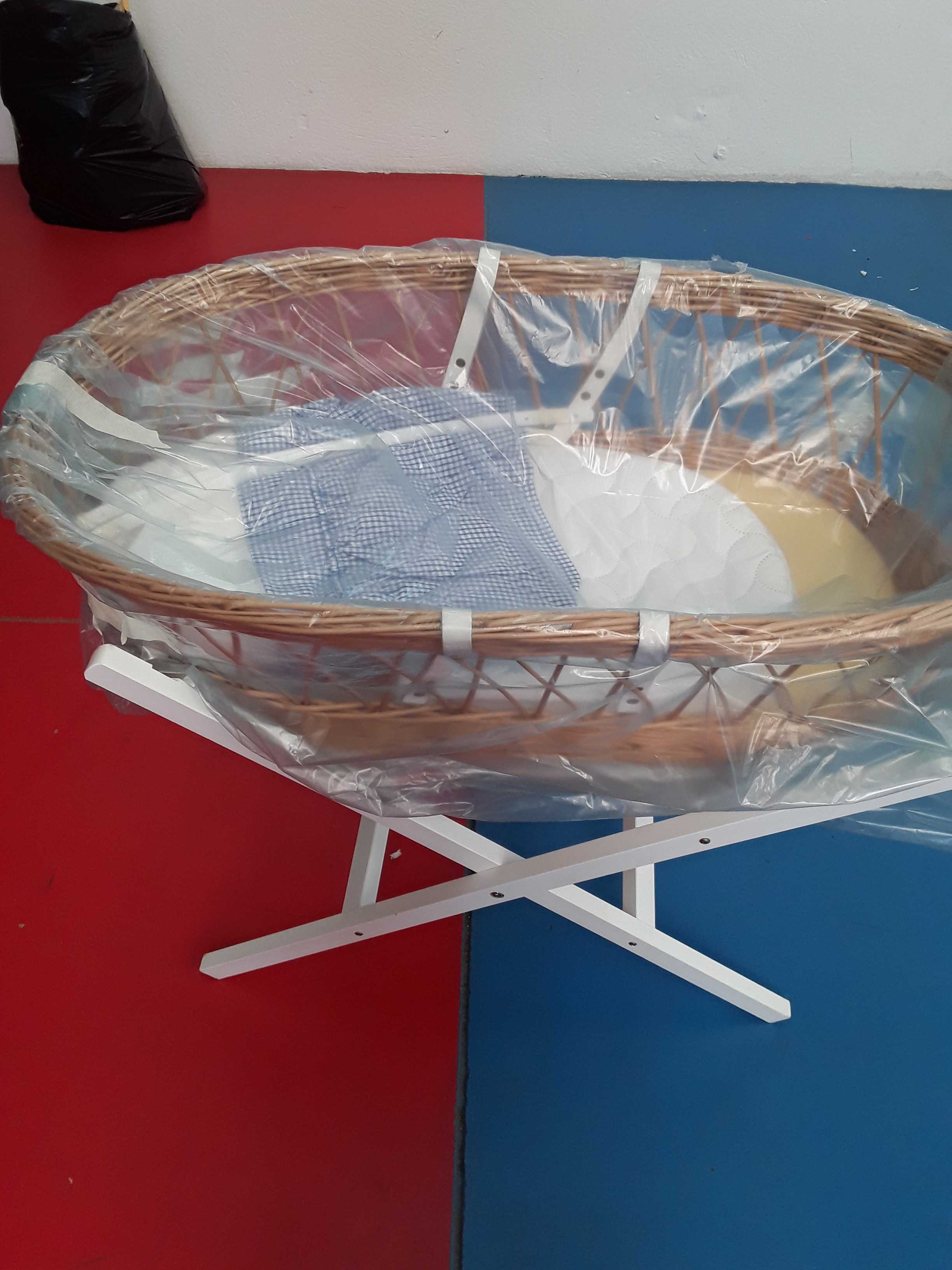culla in vimini con supporti