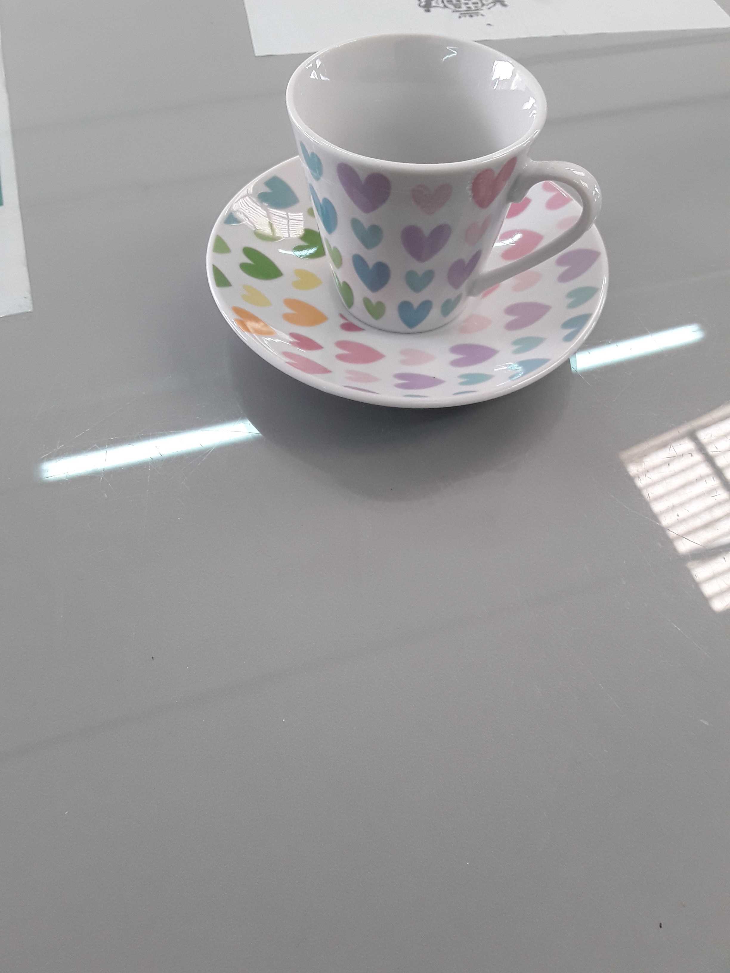 tazzina da caffè con piattino
