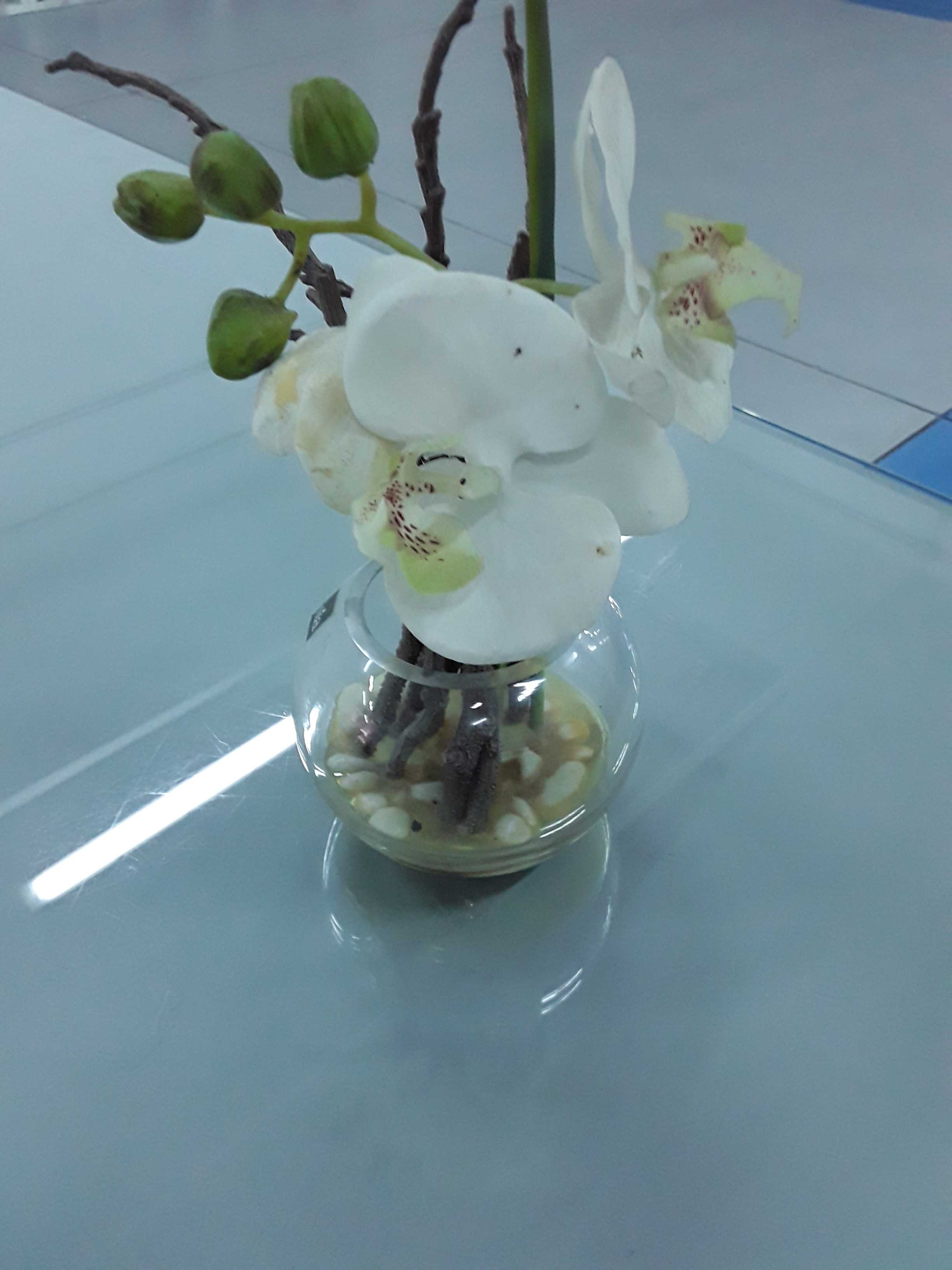 vasetto con fiore sintetico 